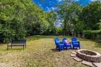 Gorgeous Centrally Located Ocean View 2 King, Huge Private Yard &amp; Deck, Firepit, BBQ, &amp; Game Tables外面的花园