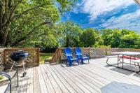 Gorgeous Centrally Located Ocean View 2 King, Huge Private Yard &amp; Deck, Firepit, BBQ, &amp; Game Tables的阳台或露台