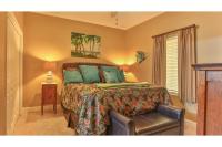 德斯坦Beach Resort 507 - Great Views Beautiful Decor Zero Entry Pool的带床和椅子的卧室