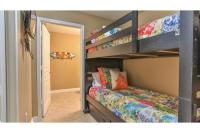 德斯坦Beach Resort 507 - Great Views Beautiful Decor Zero Entry Pool的一间卧室配有一张双层床和一张双层床。