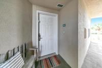 德斯坦Amalfi Coast 113B - Steps from the Beach 2BD 2BA的一条带白色门和长凳的走廊