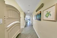 德斯坦Amalfi Coast 113B - Steps from the Beach 2BD 2BA的走廊上设有拱门的房屋