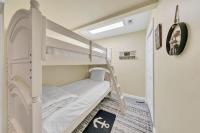 德斯坦Amalfi Coast 113B - Steps from the Beach 2BD 2BA的带梯子的客房内的双层床