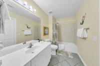 德斯坦Amalfi Coast 113B - Steps from the Beach 2BD 2BA的带水槽和马桶的白色浴室