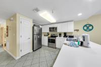 Amalfi Coast 113B - Steps from the Beach 2BD 2BA的厨房或小厨房