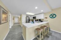 Amalfi Coast 113B - Steps from the Beach 2BD 2BA的厨房或小厨房