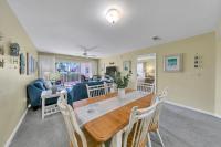Amalfi Coast 113B - Steps from the Beach 2BD 2BA的休息区