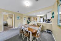 Amalfi Coast 113B - Steps from the Beach 2BD 2BA的厨房或小厨房