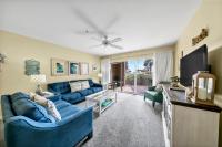 Amalfi Coast 113B - Steps from the Beach 2BD 2BA的电视和&#47;或娱乐中心