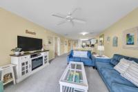 Amalfi Coast 113B - Steps from the Beach 2BD 2BA的电视和&#47;或娱乐中心