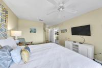 Amalfi Coast 113B - Steps from the Beach 2BD 2BA客房内的一张或多张床位