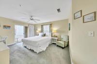 Amalfi Coast 113B - Steps from the Beach 2BD 2BA客房内的一张或多张床位