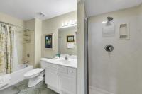 Amalfi Coast 113B - Steps from the Beach 2BD 2BA的一间浴室