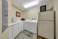 Amalfi Coast 113B - Steps from the Beach 2BD 2BA的厨房或小厨房