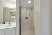 Amalfi Coast 113B - Steps from the Beach 2BD 2BA的一间浴室