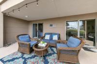 Amalfi Coast 113B - Steps from the Beach 2BD 2BA的休息区