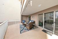 Amalfi Coast 113B - Steps from the Beach 2BD 2BA的休息区
