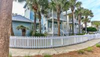 德斯坦Biglows Bungalow - About a quarter mile to PRIVATE Neighborhood Beach Access, Pet Friendly, Community Pool的棕榈树屋前的白色栅栏
