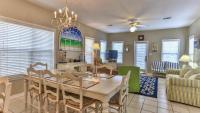 德斯坦Biglows Bungalow - About a quarter mile to PRIVATE Neighborhood Beach Access, Pet Friendly, Community Pool的一间带桌椅的餐厅和客厅