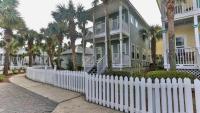 德斯坦Biglows Bungalow - About a quarter mile to PRIVATE Neighborhood Beach Access, Pet Friendly, Community Pool的房屋前的白色栅栏
