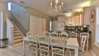 德斯坦Biglows Bungalow - About a quarter mile to PRIVATE Neighborhood Beach Access, Pet Friendly, Community Pool的配有桌椅的厨房和餐厅