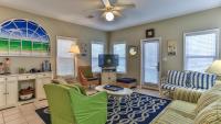 德斯坦Biglows Bungalow - About a quarter mile to PRIVATE Neighborhood Beach Access, Pet Friendly, Community Pool的带沙发和电视的客厅