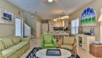 德斯坦Biglows Bungalow - About a quarter mile to PRIVATE Neighborhood Beach Access, Pet Friendly, Community Pool的带沙发、椅子和桌子的客厅