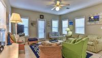 德斯坦Biglows Bungalow - About a quarter mile to PRIVATE Neighborhood Beach Access, Pet Friendly, Community Pool的带沙发和电视的客厅