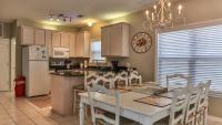 Biglows Bungalow - About a quarter mile to PRIVATE Neighborhood Beach Access, Pet Friendly, Community Pool的厨房或小厨房
