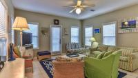 Biglows Bungalow - About a quarter mile to PRIVATE Neighborhood Beach Access, Pet Friendly, Community Pool的电视和&#47;或娱乐中心