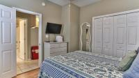 Biglows Bungalow - About a quarter mile to PRIVATE Neighborhood Beach Access, Pet Friendly, Community Pool客房内的一张或多张床位