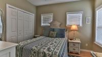 Biglows Bungalow - About a quarter mile to PRIVATE Neighborhood Beach Access, Pet Friendly, Community Pool客房内的一张或多张床位