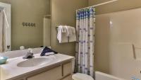 Biglows Bungalow - About a quarter mile to PRIVATE Neighborhood Beach Access, Pet Friendly, Community Pool的一间浴室