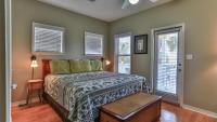 Biglows Bungalow - About a quarter mile to PRIVATE Neighborhood Beach Access, Pet Friendly, Community Pool客房内的一张或多张床位