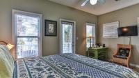Biglows Bungalow - About a quarter mile to PRIVATE Neighborhood Beach Access, Pet Friendly, Community Pool客房内的一张或多张床位