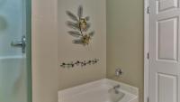 Biglows Bungalow - About a quarter mile to PRIVATE Neighborhood Beach Access, Pet Friendly, Community Pool的一间浴室