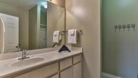 Biglows Bungalow - About a quarter mile to PRIVATE Neighborhood Beach Access, Pet Friendly, Community Pool的一间浴室