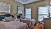 Biglows Bungalow - About a quarter mile to PRIVATE Neighborhood Beach Access, Pet Friendly, Community Pool客房内的一张或多张床位