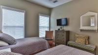 Biglows Bungalow - About a quarter mile to PRIVATE Neighborhood Beach Access, Pet Friendly, Community Pool客房内的一张或多张床位