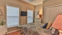 Biglows Bungalow - About a quarter mile to PRIVATE Neighborhood Beach Access, Pet Friendly, Community Pool的电视和&#47;或娱乐中心