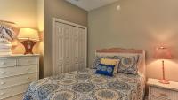 Biglows Bungalow - About a quarter mile to PRIVATE Neighborhood Beach Access, Pet Friendly, Community Pool客房内的一张或多张床位