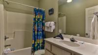 Biglows Bungalow - About a quarter mile to PRIVATE Neighborhood Beach Access, Pet Friendly, Community Pool的一间浴室