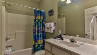 Biglows Bungalow - About a quarter mile to PRIVATE Neighborhood Beach Access, Pet Friendly, Community Pool的一间浴室