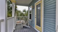 Biglows Bungalow - About a quarter mile to PRIVATE Neighborhood Beach Access, Pet Friendly, Community Pool的阳台或露台