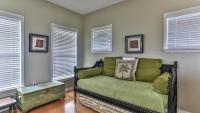 Biglows Bungalow - About a quarter mile to PRIVATE Neighborhood Beach Access, Pet Friendly, Community Pool的休息区