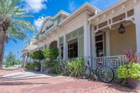 在Biglows Bungalow - About a quarter mile to PRIVATE Neighborhood Beach Access, Pet Friendly, Community Pool内部或周边骑自行车