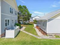 默特尔比奇Beachy Keen, North Myrtle Beach beach single-family house, 150 feet to ocean! Pets welcome!的院子中的一排房子
