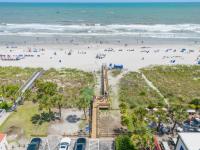 默特尔比奇Beachy Keen, North Myrtle Beach beach single-family house, 150 feet to ocean! Pets welcome!的海滩上的人的空中景色