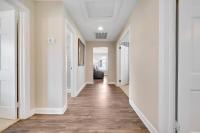 默特尔比奇Beachy Keen, North Myrtle Beach beach single-family house, 150 feet to ocean! Pets welcome!的一间拥有白色墙壁和木地板的走廊