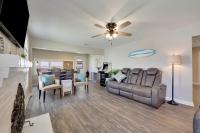 Beachy Keen, North Myrtle Beach beach single-family house, 150 feet to ocean! Pets welcome!的休息区